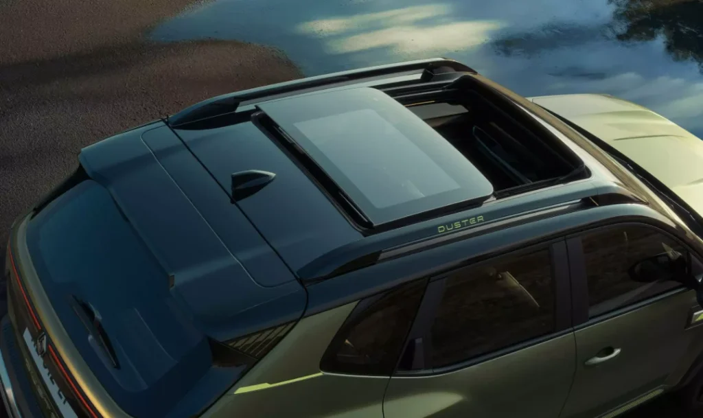 Renault Duster 2026 का पैनोरमिक सनरूफ, ऊपर से दिखता हुआ ग्लास रूफ, रूफ रेल्स के साथ मॉडर्न SUV डिज़ाइन