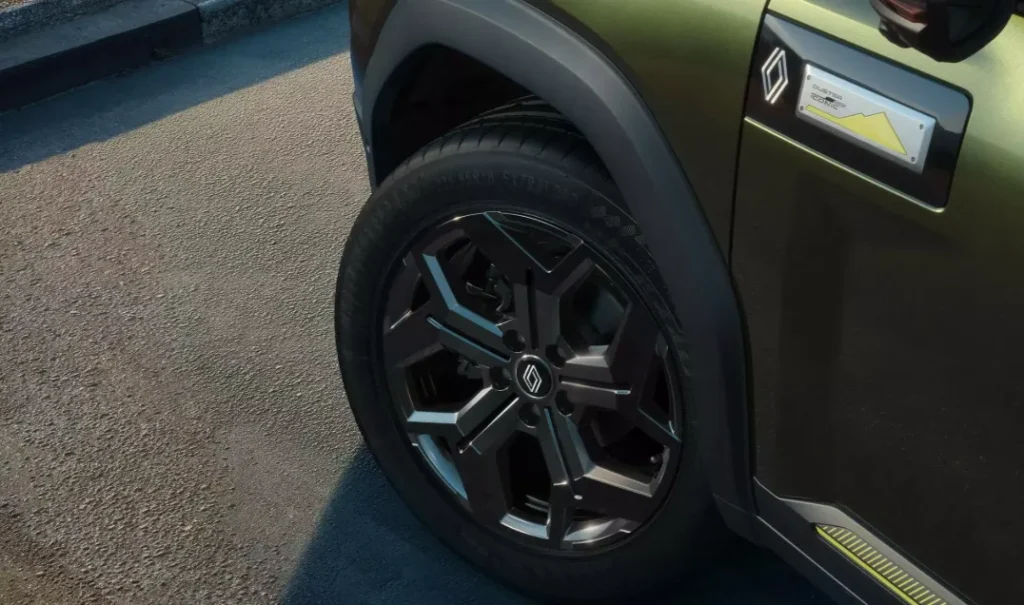 18-इंच के बड़े अलॉय व्हील्स और 212mm का शानदार ग्राउंड क्लीयरेंस