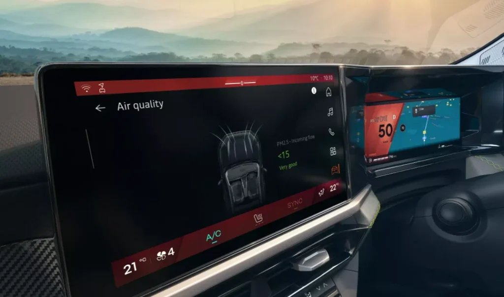 इसमें आपको दो बड़ी स्क्रीन्स मिलती हैं—एक 10-इंच का टचस्क्रीन इंफोटेनमेंट (जो गूगल ऑपरेटिंग सिस्टम पर चलता है) और दूसरा 10.25-इंच का डिजिटल ड्राइवर डिस्प्ले।