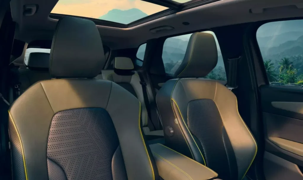 Renault Duster 2026 की प्रीमियम ब्लैक-ग्रे सीट्स, येलो स्टिचिंग और आरामदायक एर्गोनॉमिक डिज़ाइन