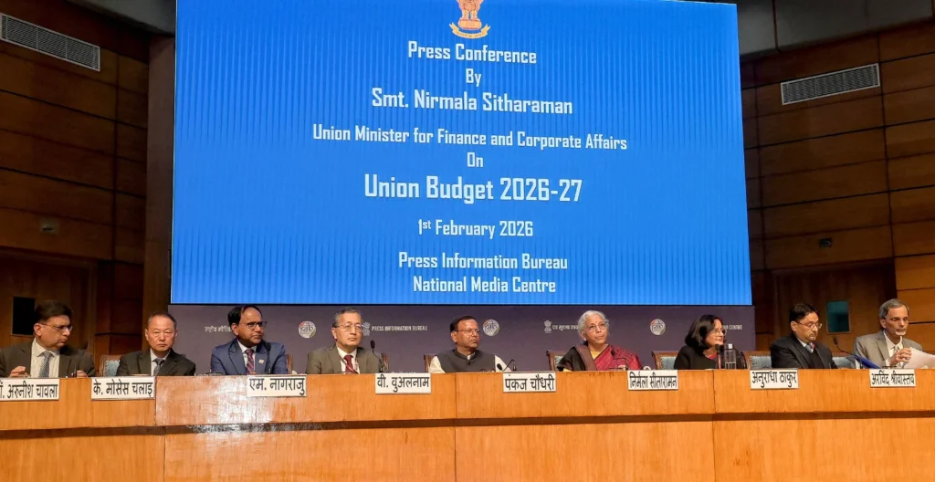 केंद्रीय वित्त मंत्री निर्मला सीतारमण केंद्रीय बजट 2026-27 पर नेशनल मीडिया सेंटर में प्रेस कॉन्फ्रेंस को संबोधित करते हुए, मंच पर वरिष्ठ अधिकारी बैठे हुए।